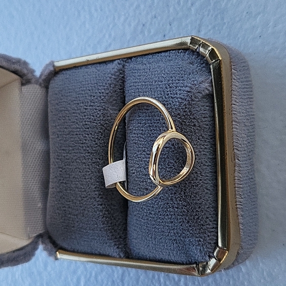 14kt Gold circle ring - Picture 2 of 3